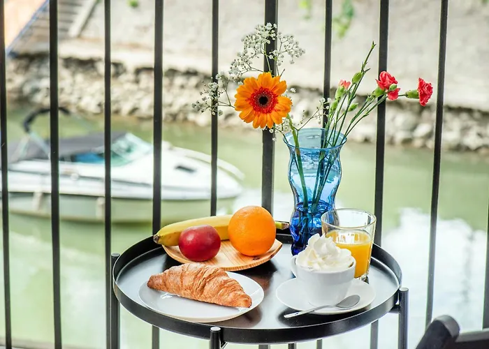 Riverside Apartment No2